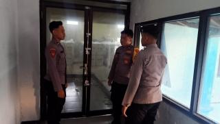 Personel Polsek Semampir Lakukan Pengecekan Kotak Suara di PPK Semampir
