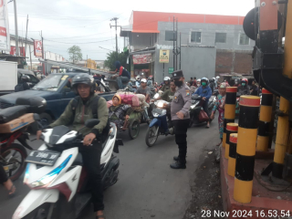 Polsek Asemrowo Atur Lalu Lintas di Rel Kereta Api Tambak Mayor, Antisipasi Kemacetan dan Kecelakaan