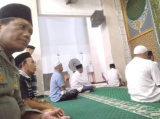 Personil Polsek Kenjeran Laksanakan Shalat Subuh Berjamaah di Masjid Al Ikhlas