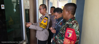 Kapolsek Asemrowo Bersama Unsur Terkait Laksanakan Pembukaan Gembok Segel Kotak Suara di Kecamatan Asemrowo