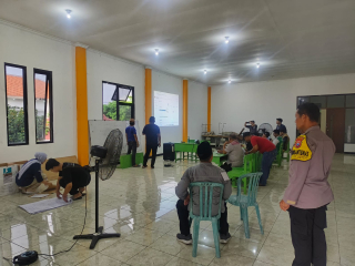 Personil Polsek Kenjeran Kawal Penghitungan Surat Suara di PPK Kecamatan Kenjeran