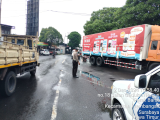 Personel Polsek Krembangan Lakukan Penarikan Arus Lalu Lintas di Jalan Gresik
