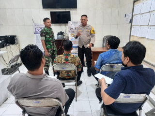 Bhabinkamtibmas Kelurahan Bongkaran Himbau Karang Taruna dan Warga untuk Cegah Penyalahgunaan Narkoba dan Kenakalan Remaja