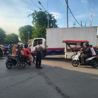 Personil Polsek Asemrowo Bersama Kanit Patroli Iptu Yunus Laksanakan Pengaturan Lalu Lintas di Rel KA Tambak Mayor