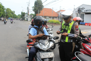 Personil Polsek Semampir Bersama Dispenda Laksanakan Operasi Pajak Kendaraan di Jalan Pegirian