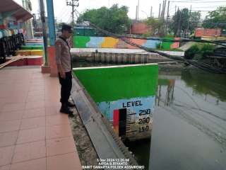 Personil Polsek Asemrowo Lakukan Patroli dan Pemantauan di Pintu Air Balong II