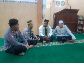 Polsek Asemrowo Laksanakan Sholat Jumat dan Himbauan Harkamtibmas di Masjid Al Hidayah