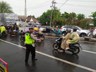 Personel Polsek Semampir Gelar Giat Pos Akhir di TL Karang Tembok