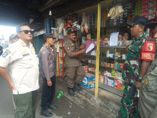 Bhabinkamtibmas dan Tiga Pilar Sosialisasikan Larangan Aktivitas di Bawah Tol Dupak Rukun Barat