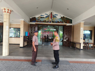 Bhabinkamtibmas Kelurahan Tanak Kedinding Lakukan Sambang di Gereja Ratu Pencinta Damai