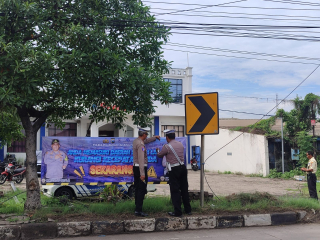 Jelang Nataru, Polres Pelabuhan Tanjungperak Pasang Rambu di Jalur Black Spot
