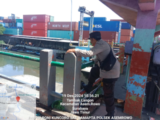 Patroli Pengecekan Debit Air oleh Polsek Asemrowo di Rumah Pompa Balong II