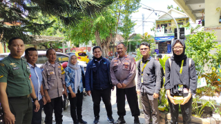 Rapat Pendistribusian Pakan Ikan di Pok Tani Ikan Tawar RW 02 Kelurahan Bulak Banteng