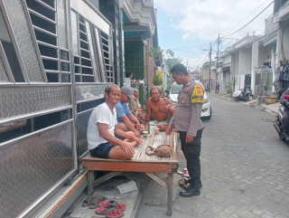 Bhabinkamtibmas Polsek Semampir Laksanakan Giat Sambang dan Himbauan Harkamtibmas Menjelang Nataru