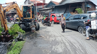 Polsek Asemrowo Pantau Kegiatan Pembersihan di Bawah Tol Tambak Mayor