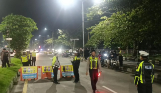 Pastikan Keamanan Dan Ketertiban Lalu - Lintas Dimalam Tahun Baru Polres Pelabuhan Tanjung Perak Lakukan Penyekatan Di Suramadu