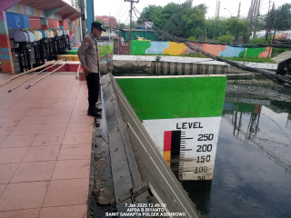 Polsek Asemrowo Patroli Pengecekan Debit Air di Rumah Pompa Balong II