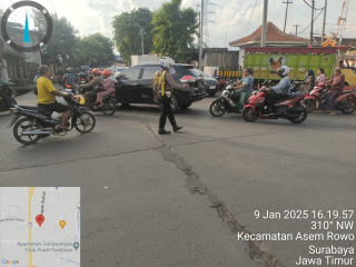 Polsek Asemrowo Gelar Pengaturan Lalu Lintas di Jalan Dupak Rukun