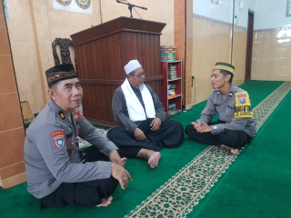 Kanit Binmas dan Bhabinkamtibmas Polsek Asemrowo Sampaikan Pesan Anti-Radikalisme saat Sholat Jumat