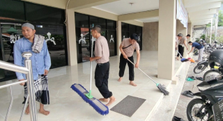Polres Pelabuhan Tanjung Perak Gelar Bakti Religi Sambut Ramadhan, Bersihkan Sejumlah Masjid di Surabaya
