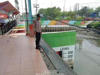 Polsek Asemrowo Laksanakan Pemantauan Debit Air di Rumah Pompa Balong II