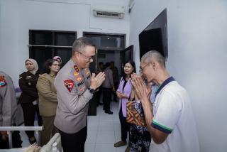 Kapolda Jatim Kunjungi RS Bhayangkara Kediri Beri Santunan Pasien dan Motivasi Tenaga Medis