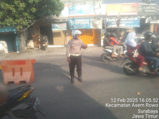 Personil Polsek Asemrowo Laksanakan Patroli Lalu Lintas di Rel Kereta Api Tambak Mayor