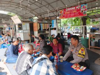 Bhabinkamtibmas Kelurahan Pegirian Dampingi Sosialisasi Kamtibmas di Kelurahan Ampel
