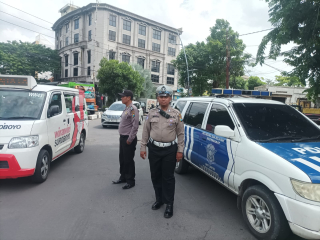 Personil Polsek Pabean Cantikan Gelar Patroli Keamanan 3C dan Pemantauan Arus Lalu Lintas di Sekitar Pasar Atom