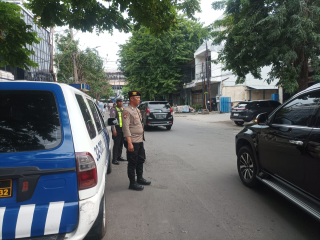 Personil Polsek Pabean Cantikan Lakukan Pemantauan Arus Lalu Lintas di Jalan Bongkaran