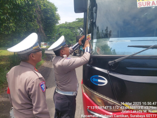 Polres Pelabuhan Tanjung Perak Gelar Sosialisasi Tagline 'Mudik Aman Keluarga Nyaman' dan Hotline Mudik 110.