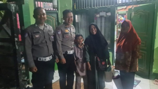 Aksi Mulia Polisi Bantu Ibu-Anak yang Kehabisan Tiket Bus Mudik