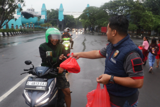 Polres Pelabuhan Tanjung Perak Berbagi Takjil, Wujud Kepedulian di Bulan Ramadan
