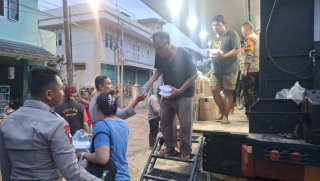 Polri Dirikan Dapur Lapangan 24 Jam Penuh untuk Korban Banjir Pondok Gede Permai Bekasi
