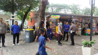 Polres Pelabuhan Tanjung Perak Siagakan Anggota di Tempat Wisata Selama Libur Lebaran.