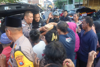 Satres Narkoba Polres Pelabuhan Tanjung Perak Bagikan Takjil Ramadan di Kawasan Jalan Kunti Surabaya