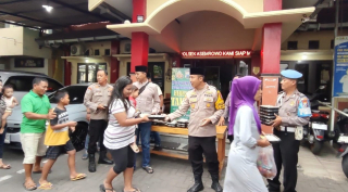 Berkah Ramadan: Polsek Asemrowo Bagikan Takjil untuk Masyarakat
