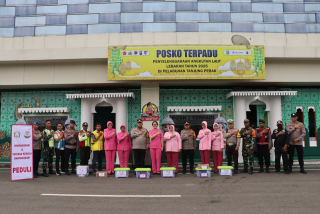 Kapolres Pelabuhan Tanjung Perak Kunjungi Pos Pengamanan Operasi Ketupat Semeru 2025, Beri Motivasi ke Anggota.