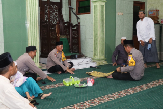 Polri Untuk Masyarakat: Kasat Binmas Polres Pelabuhan Tanjung Perak Jadi Imam Salat Tarawih di Masjid Baitut Taufiq