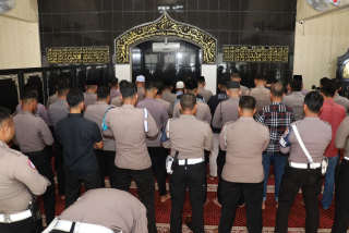 Polres Pelabuhan Tanjung Perak Gelar Sholat Gaib untuk 3 Personel Gugur dalam Tugas di Way Kanan Lampung