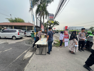 Polsek Krembangan Bagikan 150 Paket Takjil untuk Warga di Bulan Ramadan