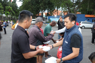 Berkah Ramadan, Polres Pelabuhan Tanjung Perak Berbagi 300 Paket Takjil di Pelabuhan GSN dan Jalan Jakarta Surabaya