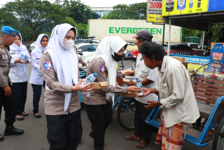 Berbagi Berkah Ramadan, Kapolres Pelabuhan Tanjung Perak Bagikan 200 Takjil Kepada Tukang Becak dan Pengguna Jalan.