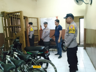 Polsek Pabean Cantikan Laksanakan Patroli Pengecekan Ruang Tahanan, Antisipasi Tahanan Sakit dan Senjata Tajam