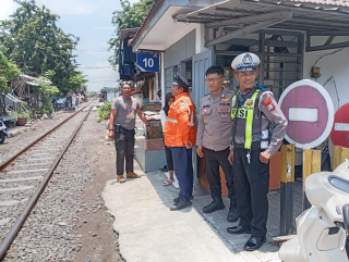 Personil Polsek Semampir Laksanakan Patroli Harkamtibmas di Pos Palang Pintu Rel Kereta Api Karang Tembok