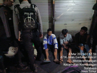 Patroli Perintis Presisi Polres Tanjung Perak Amankan Empat Pemuda Hendak Perang Sarung