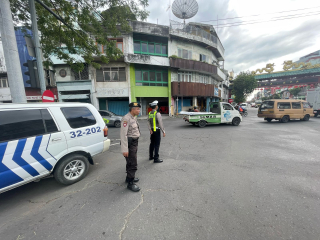 Personel Polsek Pabean Cantikan Pantau Arus Lalu Lintas di TL Kembang Jepun, Situasi Lancar dan Terkendali