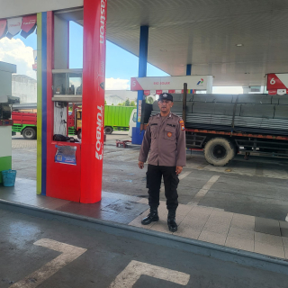 Personel Polsek Asemrowo Patroli di SPBU Margomulyo, Stok BBM Aman dan Situasi Kondusif