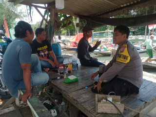 Bhabinkamtibmas Tambak Wedi Himbau Nelayan untuk Waspada Cuaca Saat Melaut