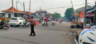 Personel Polsek Asemrowo Laksanakan Pos Akhir di Persimpangan Rel Kereta Api Tambak Mayor, Situasi Lancar dan Terkendali